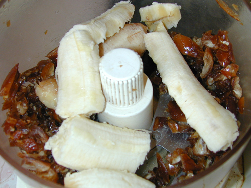 Bananas and dates in the food processor