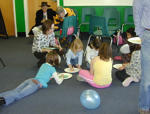 Children drawing on paper plates