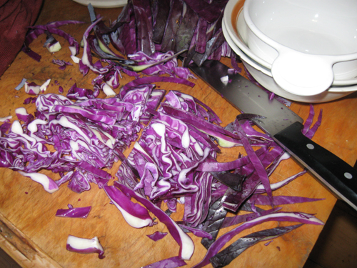 Slicing raw cabbage